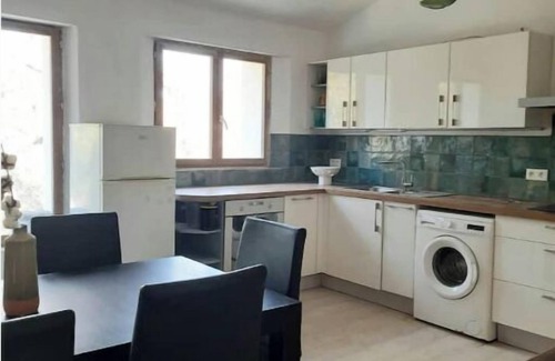 Le Cannet-des-Maures House | Lakeside Barn Retreat Near Vidauban’s Vineyards & Chateaux