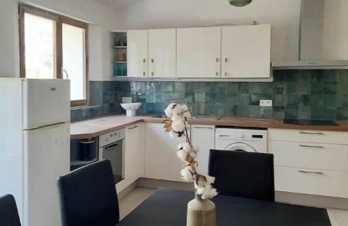 Le Cannet-des-Maures House | Lakeside Barn Retreat Near Vidauban’s Vineyards & Chateaux