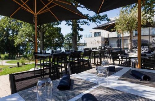Froidchapelle Villa | Lakeside Bliss Retreat
