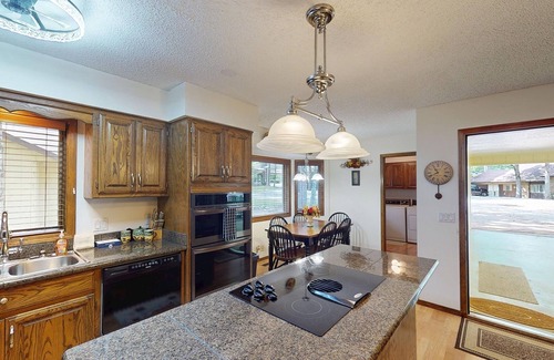 Hot Springs Village House | Lakeside Bliss: golf, lake, pier, pets allowed