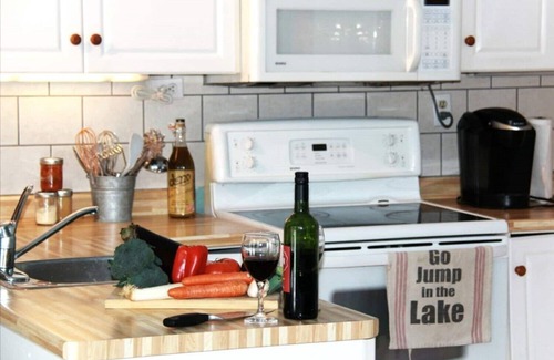 Lambton Shores Apartment | Lakeside Breeze, 7ppl Private Patio, walk to beach