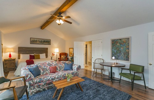 Gallatin House | Lakeside Cabin Guest Quarters-Boating, Canoeing, Kayaking, Paddlbrd'g, Swimming!
