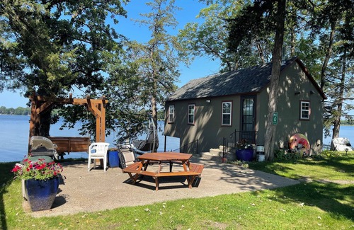 Avon House | Lakeside Cabin Hideaway