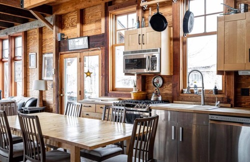 Cascade Cabin | Lakeside Cabin Retreat Relax at Private Lake House!