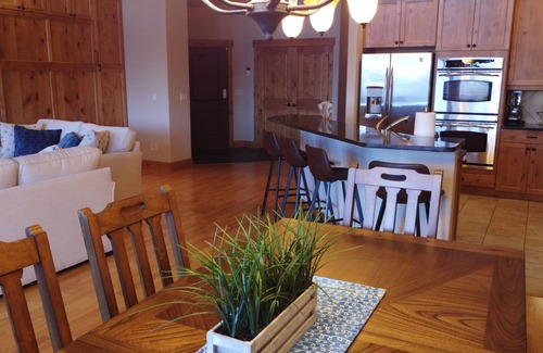 Lakeside Condo | Lakeside condo 1,511 square feet. Your peaceful, calm & relaxing escape.