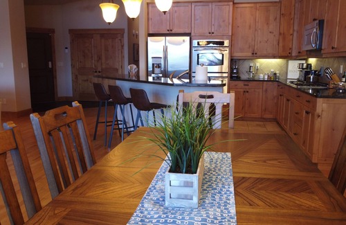 Lakeside Condo | Lakeside condo 1,511 square feet. Your peaceful, calm & relaxing escape.