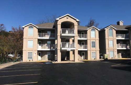 Branson Apartment | Lakeside Condo on Lake Taneycomo