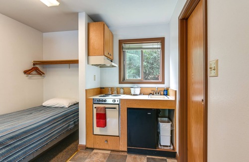 Cooper Landing Apartment | Lakeside Cooper Landing Studio Stay w/ Grill!