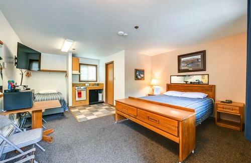Cooper Landing Apartment | Lakeside Cooper Landing Studio Stay w/ Grill!