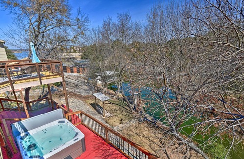Granbury Cottage | Lakeside Cottage: Boat Dock & Spacious Decks!