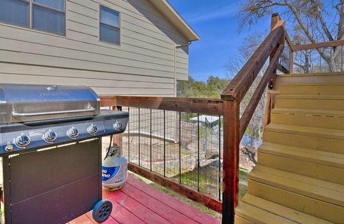Granbury Cottage | Lakeside Cottage: Boat Dock & Spacious Decks!