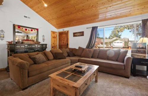 Big Bear Lake Apartment | Lakeside Cottage, Charming 3-BDRM Retreat W Hottub
