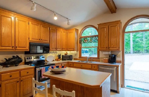 Boydton Cottage | Lakeside Cottage Retreat w/Private Dock