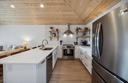Lebanon House | Lakeside cottage w/firepit, close to Nashville!