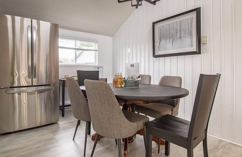 McKellar Cottage | Lakeside Cove - Newly-Renovated Cottage w/Great Swimming, Foosball Table, AC
