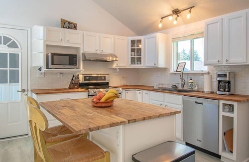 McKellar Cottage | Lakeside Cove - Newly-Renovated Cottage w/Great Swimming, Foosball Table, AC