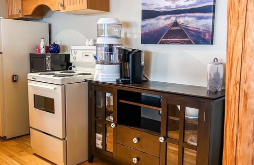 Crowes Landing Cottage | Lakeside, cozy cottage suite, perfect for couple!