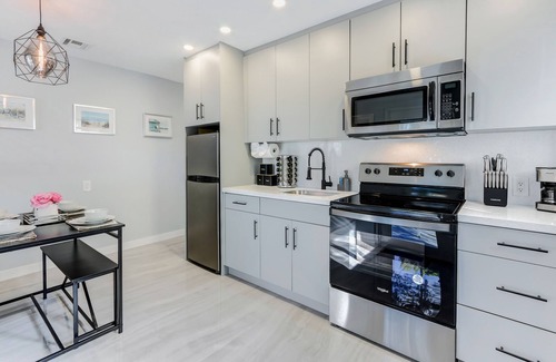 Hallandale Beach Apartment | Lakeside Dream: Trendy design & Near Beach