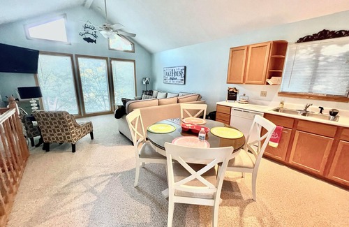 Gravois Mills House | Lakeside Dreaming! 2b-2b, Sleeps 6, Lake of the Ozarks.