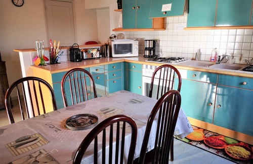 Saint-Plantaire Cottage | Lakeside Eguzon-Chantome, charming Cottage * ideal 2/4 people, beach 500m