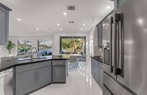Tamiami House | Lakeside Family Villa | BBQ Kayak Ping Pong