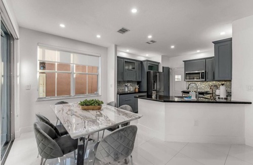 Tamiami House | Lakeside Family Villa | BBQ Kayak Ping Pong