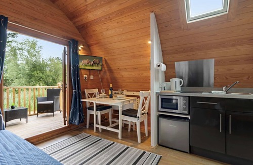 Cheriton Bishop Ski Chalet | Lakeside Haven - Fishing+Heated Pool 500yrds away