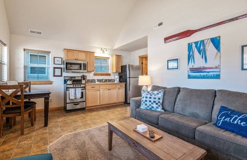 Dover Bay House | Lakeside Hideaway - Lakefront 1 Bedroom Beach