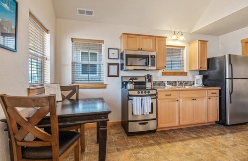 Dover Bay House | Lakeside Hideaway - Lakefront 1 Bedroom Beach