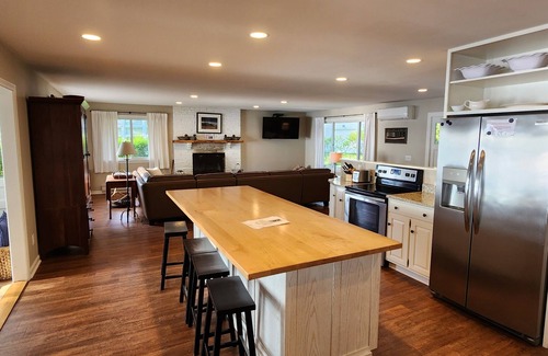 Canandaigua House | Lakeside Home, New Pool, Carriage House, level & private, 6 BR, 120' frontage!