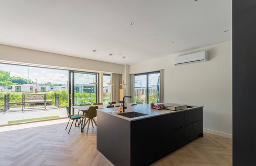 Zeewolde House | Lakeside home with a Jetty