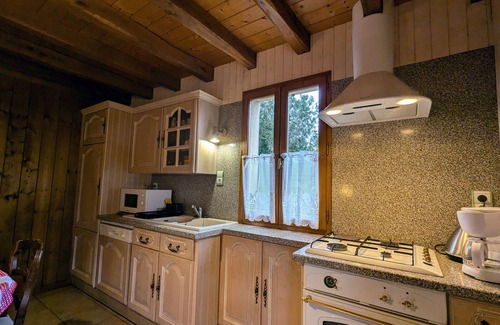 Saint-Plantaire Cottage | Lakeside house with enclosed garden and private parking, pets allowed