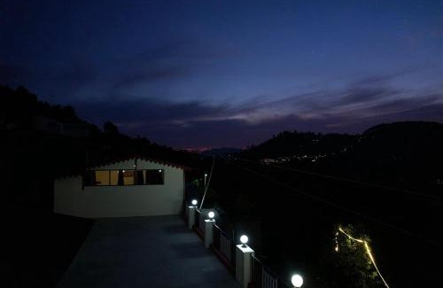 Amritpur House | lakeside huts at saikhola