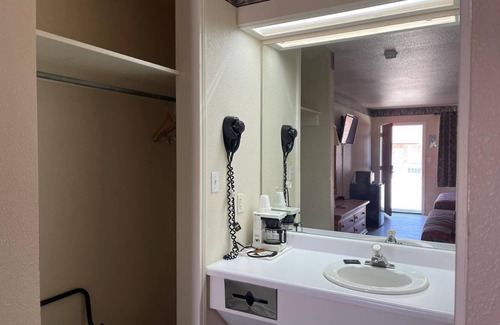 Mathis Hotel | Lakeside Inn & Suites by OYO Mathis I 37