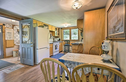 Iola Cottage | Lakeside Iola Hideaway: Stunning Nature Views