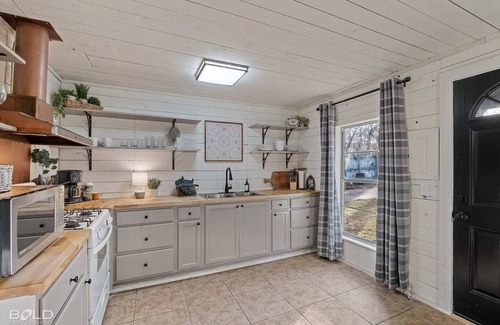 Uncertain Cabin | Lakeside Landing, Waterfront, with Kayaks & Canoes