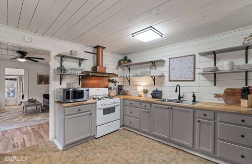 Uncertain Cabin | Lakeside Landing, Waterfront, with Kayaks & Canoes