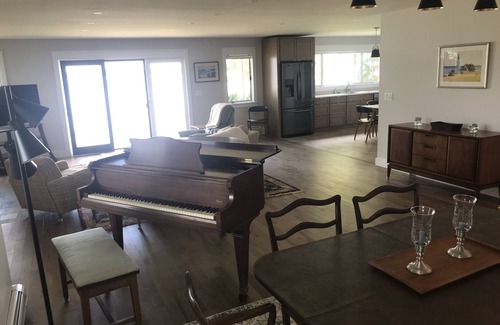 Newport House | Lakeside large home in Newport