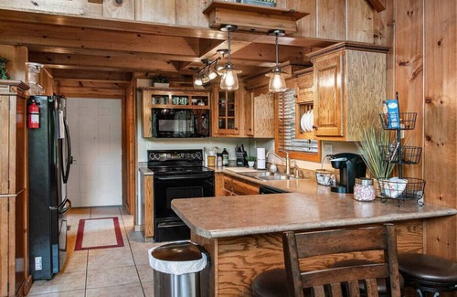 Flat Hollow Marina Cabin | Lakeside Lodge- Dock, Hot Tub, Fire Pit+ 8 Kayaks