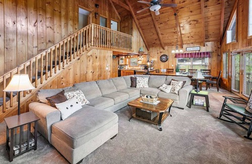 Flat Hollow Marina Cabin | Lakeside Lodge- Dock, Hot Tub, Fire Pit+ 8 Kayaks