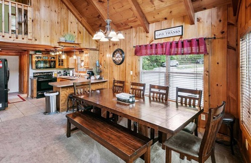 Flat Hollow Marina Cabin | Lakeside Lodge- Dock, Hot Tub, Fire Pit+ 8 Kayaks