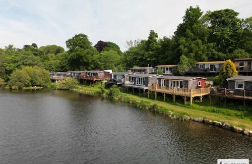 Bont Newydd House | Lakeside Lodge