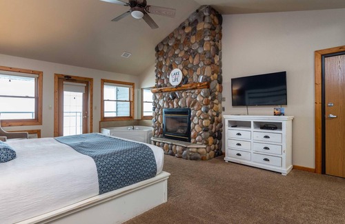 Nisswa Resort | Lakeside Lodge King Room w/Jacuzzi Tub & Views of Gull Lake - Pet Friendly!