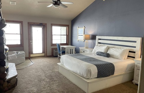 Nisswa Resort | Lakeside Lodge King Room w/Jacuzzi Tub & Views of Gull Lake - Pet Friendly!