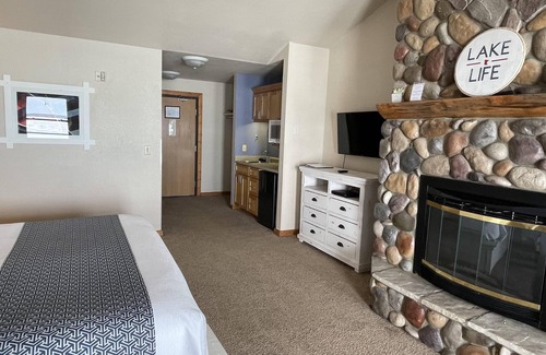 Nisswa Resort | Lakeside Lodge King Room w/Jacuzzi Tub & Views of Gull Lake - Pet Friendly!