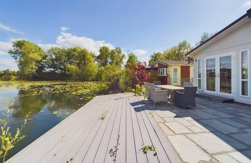 Huntingdon House | Lakeside Lodge Retreat with Views