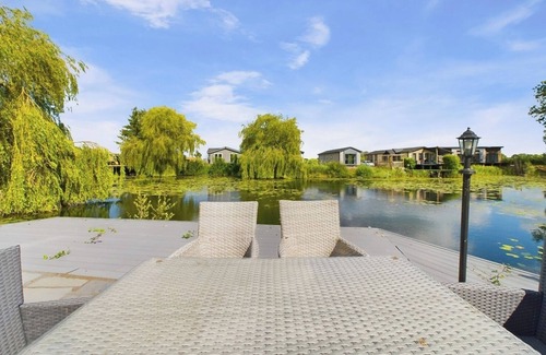 Huntingdon House | Lakeside Lodge Retreat with Views