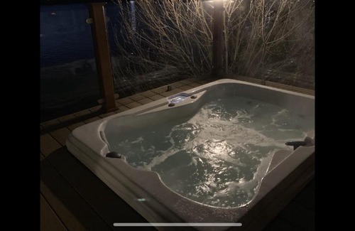 Tattershall Resort | Lakeside lodge with Hot Tub
