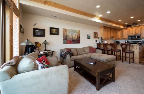 Ogden House | Lakeside Lodging | Lake Views | Hot Tub (LS65)