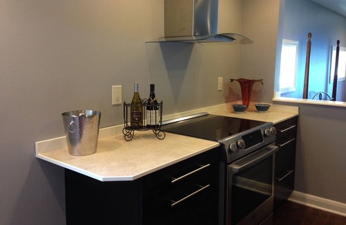 Lakewood House | Lakeside Luxury - Chic Apartment in Lakefront Home
